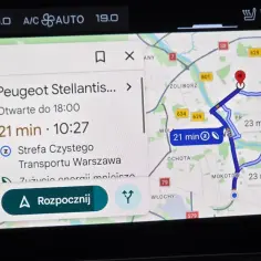 Nawigacja Google Maps w trybie motocyklowym pokazuje trasę do salonu Peugeot Stellantis, 21 minut jazdy.