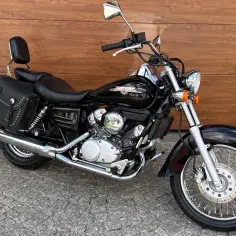 Czarny chopper Honda Shadow z sakwami, idealny na podróże. Jaki chopper do 20 tys. znajdziesz w tej cenie? Ten wygląda świetnie!