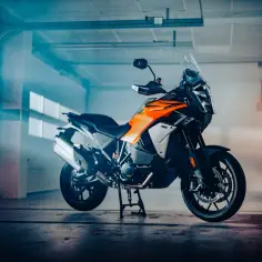 Pomarańczowo-czarny motocykl KTM z automatyczną skrzynią biegów, gotowy na przygodę.