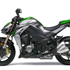 Srebrno-zielony motocykl Kawasaki Z1000 z ostrymi liniami i sportowym wyglądem, gotowy do jazdy.