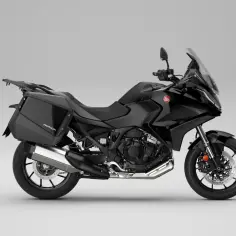 Czarny motocykl Honda turystyk z kuframi, gotowy na dalekie podróże.