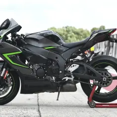 Czarny motocykl Kawasaki ZX-10R na stojaku. Poznaj jego imponujące kawasaki zx-10r dane techniczne i poczuj moc.