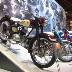 Klasyczny motocykl Yamaha, którego kraj pochodzenia to Japonia, prezentowany na wystawie.