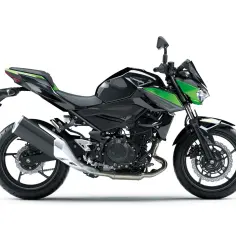 Czarny motocykl Kawasaki Z400 z zielonymi akcentami. Poznaj jego kawasaki z400 dane techniczne i poczuj moc!