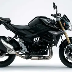 Czarny Suzuki GSR 750, z widocznymi detalami silnika i wydechu. Wady tego modelu mogą dotyczyć np. zawieszenia.