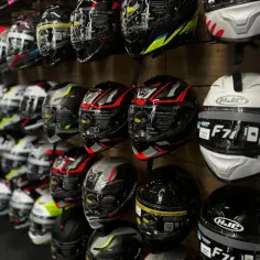 Jaki kask motocyklowy do 1500 zł? Najlepsze opcje, których musisz unikać