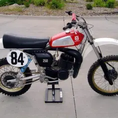 Husqvarna CR 250: wszystko, co musisz wiedzieć o legendarnym motocyklu enduro