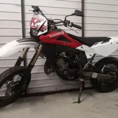 Husqvarna 125 supermoto 4t - Poznaj jego wyjątkowe cechy i ceny