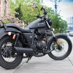 Czarny motocykl Junak 121, idealny do miasta. Poznaj junak 121 dane techniczne i poczuj wolność na dwóch kołach.