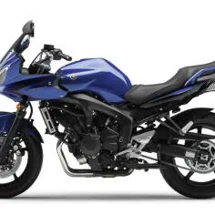 Niebieski motocykl Yamaha Fazer, gotowy do jazdy.