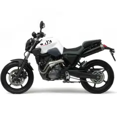 Biały motocykl Yamaha MT-03 660 z szarymi wstawkami i czarnym siedzeniem, prezentowany na białym tle.