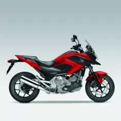 Czerwony motocykl Honda NC 700, idealny do miasta i na trasy. Sprawdź honda nc 700 dane techniczne.