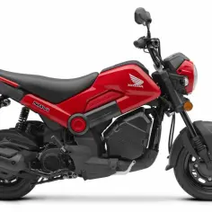 Czerwony skuter Honda Navi z czarnymi akcentami, idealny do miejskich podróży.