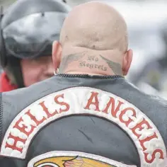 Członek Hells Angels Polska, z tatuażem "No Regrets" na karku, w kamizelce z naszywką klubu. Jak się dostać do klubu?