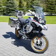 BMW GS 1250 z kuframi, gotowy na wyprawę. Jego waga nie przeszkadza w pokonywaniu trudnych terenów.