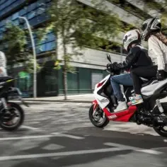 Czy motorowerem można jeździć bez prawa jazdy? Sprawdź zasady i konsekwencje