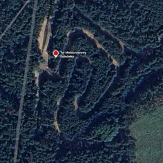 Widok z lotu ptaka na tor motocrossowy w lesie, z zaznaczonym punktem "Tor Motocrossowy Sulnówko".