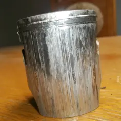 Metalowy tłok z widocznymi, głębokimi zarysowaniami i śladami tarcia. Zatarty tłok świadczy o poważnym problemie z silnikiem.