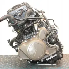 Silnik motocyklowy Husqvarna 125 z widocznymi przewodami i elementami obudowy.