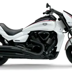 Biały motocykl Suzuki Intruder 1800 z czarnymi akcentami i potężnym silnikiem V-twin.