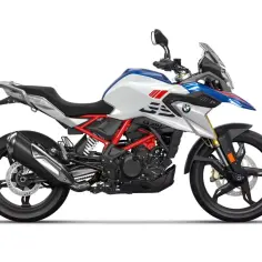 BMW G 310 GS w białym i niebieskim malowaniu, z czerwonym stelażem. Poznaj jego dane techniczne i możliwości.