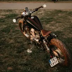 Customowy motocykl Honda Rebel 125, z brązowym siedzeniem i zbiornikiem, idealny do miasta. Dane techniczne tego modelu są imponujące.
