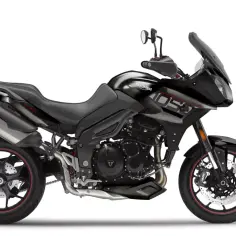 Czarny motocykl Triumph Tiger 1050. Poznaj jego dane techniczne i możliwości.