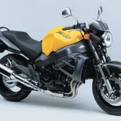 Żółty motocykl Honda X11, klasyczny naked bike. Poznaj jego honda x11 dane techniczne i poczuj moc.