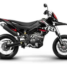 Czarny motocykl Derbi Senda z czerwonymi akcentami, gotowy na przygodę.