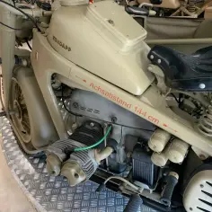 Zundapp KS750, z charakterystycznym silnikiem i napisem "Achsabstand 144 cm".