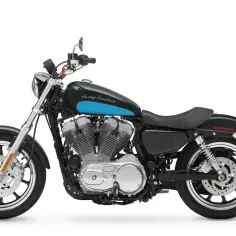 Harley-Davidson Sportster 883 w ciemnozielonym kolorze z błękitnym pasem na baku. Klasyczny motocykl gotowy na drogę.