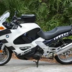 Biało-granatowy motocykl BMW K1200RS na postoju. Choć piękny, jego wady mogą być widoczne po bliższym przyjrzeniu się.