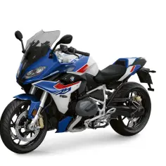 Sportowy motocykl BMW R 1250 RS w biało-niebiesko-czerwonych barwach, gotowy na podbój dróg.