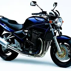 Lśniący, granatowy Suzuki 1200 Bandit z chromowanymi elementami, gotowy na podbój dróg.