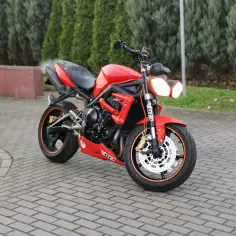 Czerwony Triumph Street Triple 675, gotowy do jazdy. Poznaj jego dane techniczne i poczuj moc!