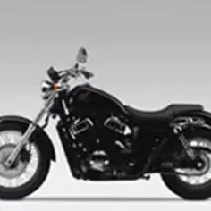 Czarny motocykl Honda Shadow 750, klasyczny cruiser. Poznaj jego honda shadow 750 dane techniczne i poczuj wolność na drodze.