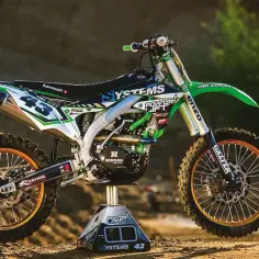 Zielony Kawasaki KXF 450 z numerem 43, gotowy do akcji. Ile ma koni? Ten potwór z pewnością ma ich mnóstwo!