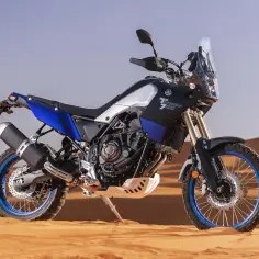 Yamaha Tenere 700 na pustyni. Wysokość siedzenia jest optymalna do jazdy w terenie.