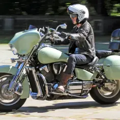 Motocyklista na jasnoszarym Honda VTX 1800, z sakwami. Dane techniczne tego modelu są imponujące.