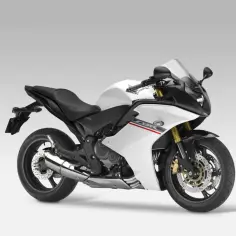 Biały motocykl sportowy Honda CBR 600. Sprawdź honda cbr 600 dane techniczne, aby poznać jego osiągi.