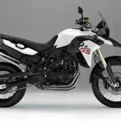 Biały motocykl BMW F 800 GS, z widocznymi detalami, które mogą wskazywać na potencjalne wady tego modelu.