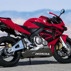 Czerwony motocykl Honda CBR 600RR, idealny do sportowej jazdy. Sprawdź honda cbr 600rr dane techniczne!