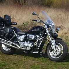 Czarny Suzuki Marauder z sakwami i oparciem, gotowy na podróż.