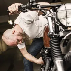 Jak ładować akumulator motocyklowy - uniknij najczęstszych błędów