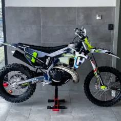 Okleina Husqvarna TE 250 – jak wybrać i zamontować trwałe naklejki do motocykla