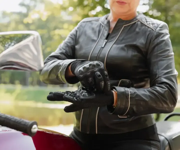 Jak rozciągnąć rękawice motocyklowe, aby uniknąć dyskomfortu podczas jazdy