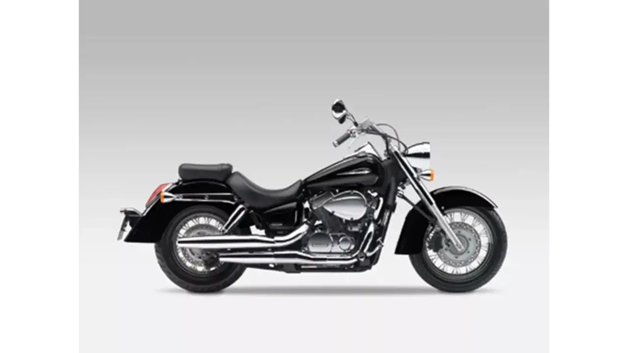 Czarny motocykl Honda Shadow 750. Poznaj jego dane techniczne i poczuj wolność na drodze.