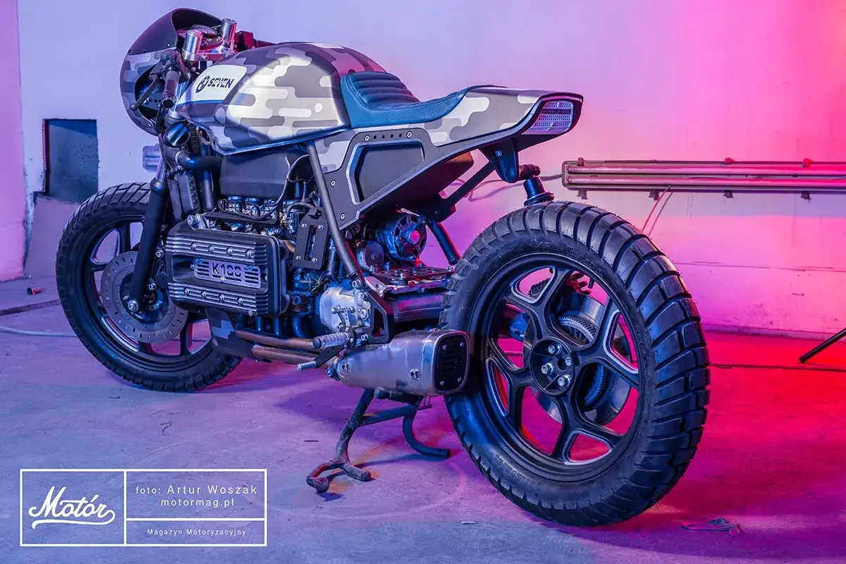 Custom BMW K100 w malowaniu kamuflażowym, z widocznym silnikiem i napisem K100. Dane techniczne tego klasyka budzą podziw.