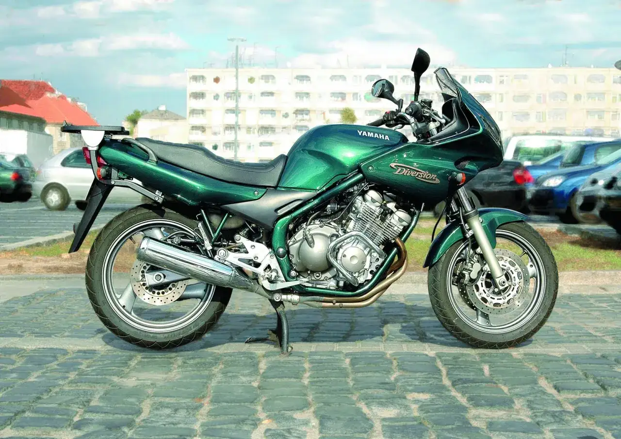 Zielony motocykl Yamaha XJ 600 Diversion, z widocznym silnikiem i detalami, idealny do poznania jego yamaha xj 600 dane techniczne.