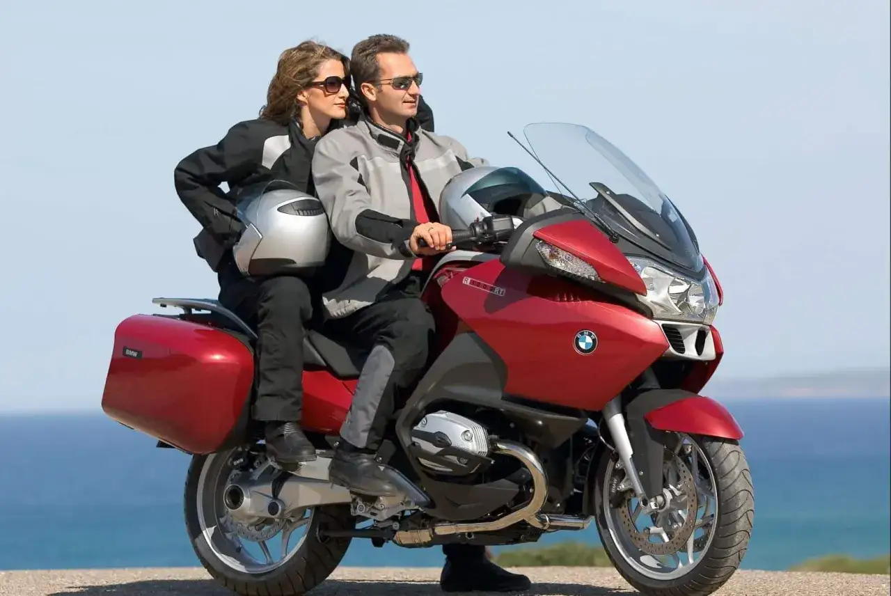Para 50-latka, taki czerwony BMW R1200RT to idealny motocykl na wspólne wyprawy.